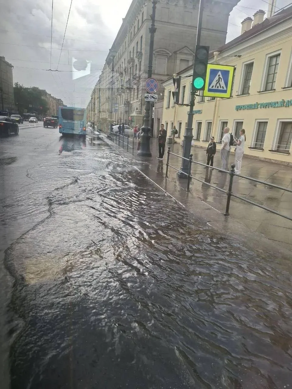 🌊Площадь Александра Невского затопило после мощного ливня в Питере.

В центре города за 20 минут вы