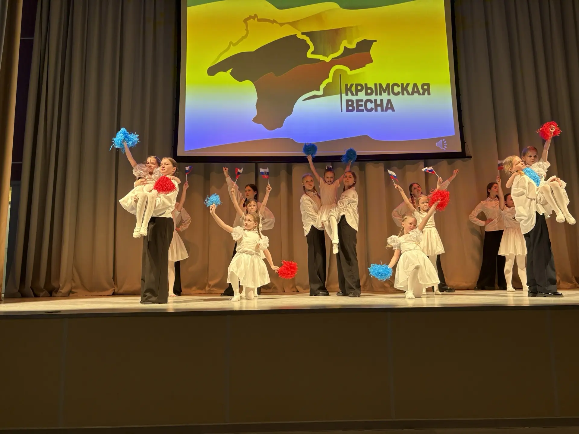 🇷🇺 18 марта в нашей школе для учащихся 8-11 классов прошло торжественное мероприятие «Россия. Крым. 