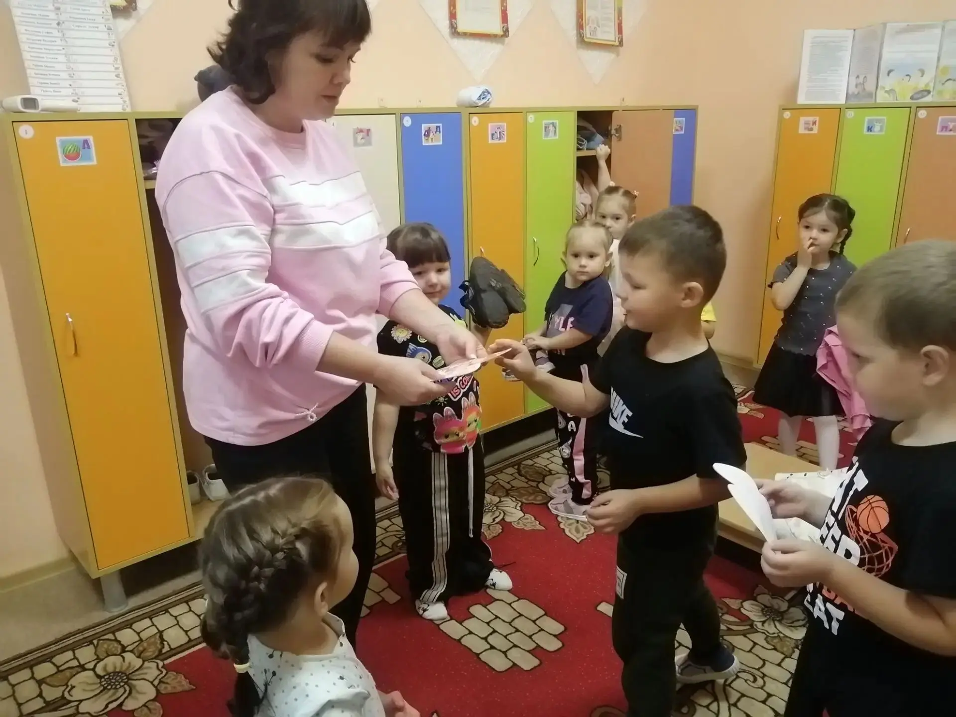 В преддверии Дня дошкольного работника воспитанники детского сада "Пчёлка" подготовили ...