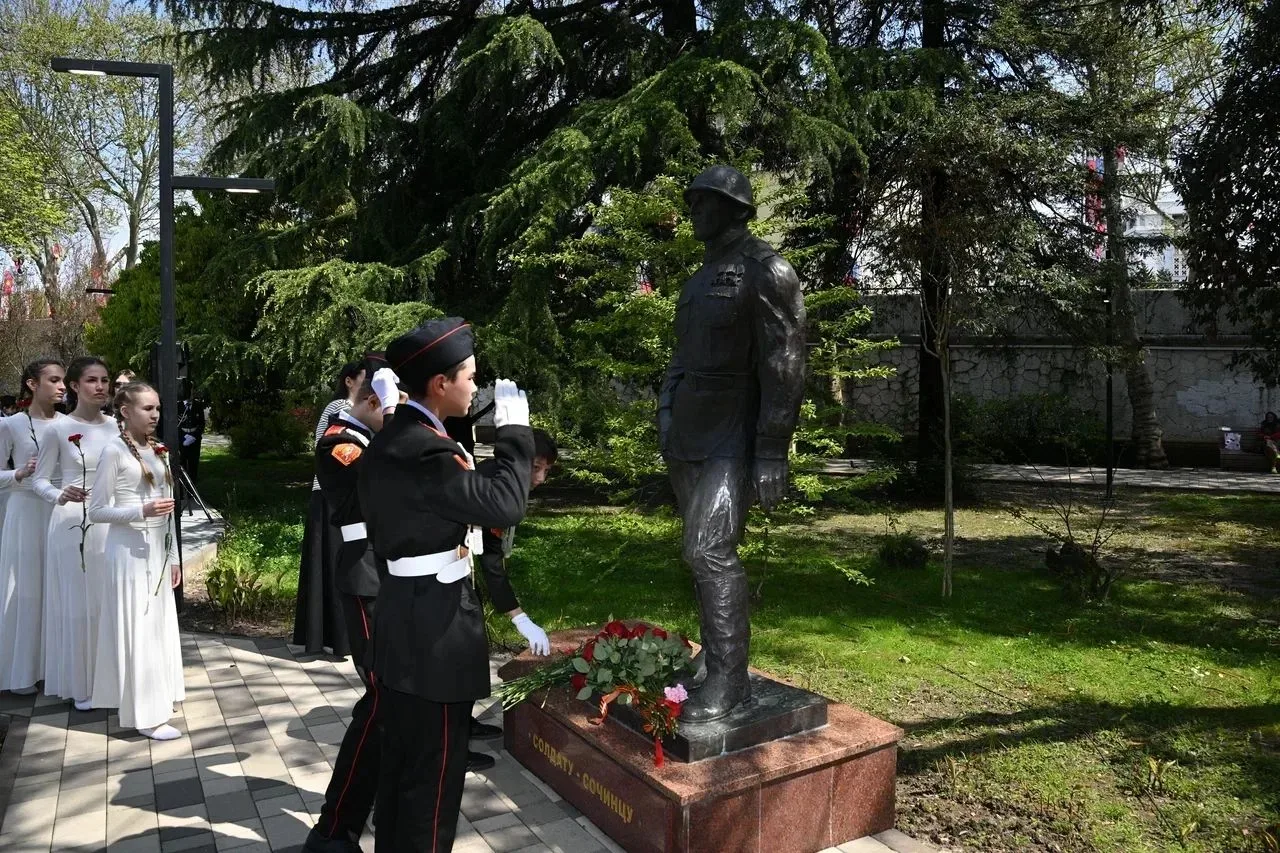 В Комсомольском сквере Сочи состоялось торжественное возложение цветов к памятнику солд...