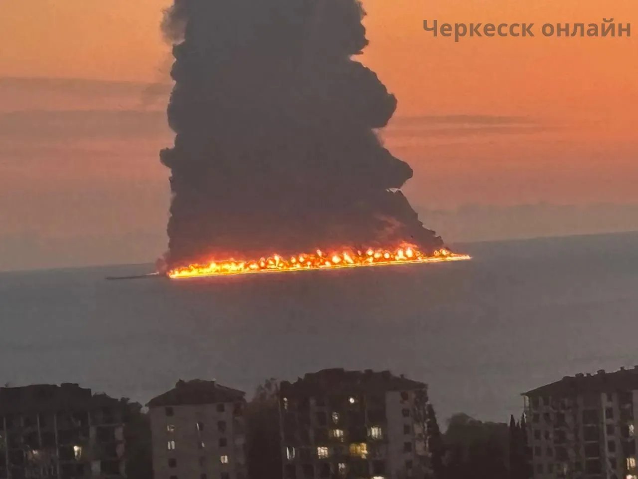 В акватории Сочи горит танкер.