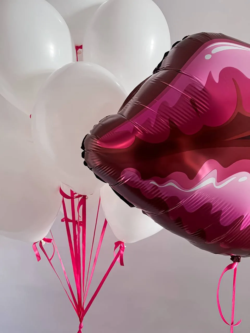 Иногда самые эффектные композиции получаются из самых простых деталей 💋

Белые шары, яркие губы и н
