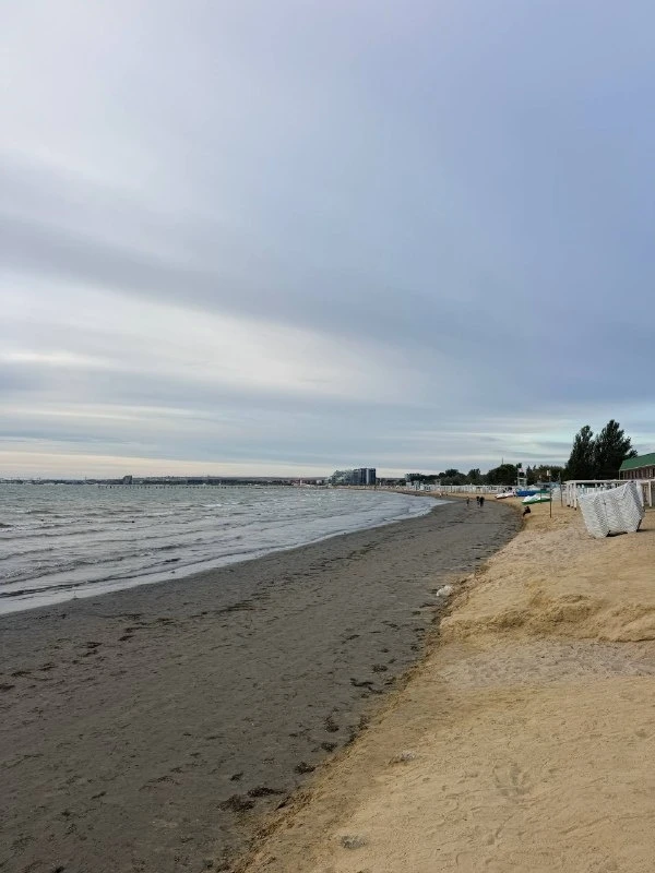 Водоросли с пляжа смыло штормом, на сегодня он выглядит так🤨