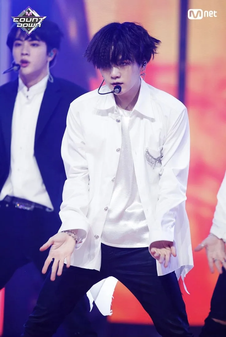 Выступление на Mnet countdown 07.06.2018 с Fake love, фокус Юнги