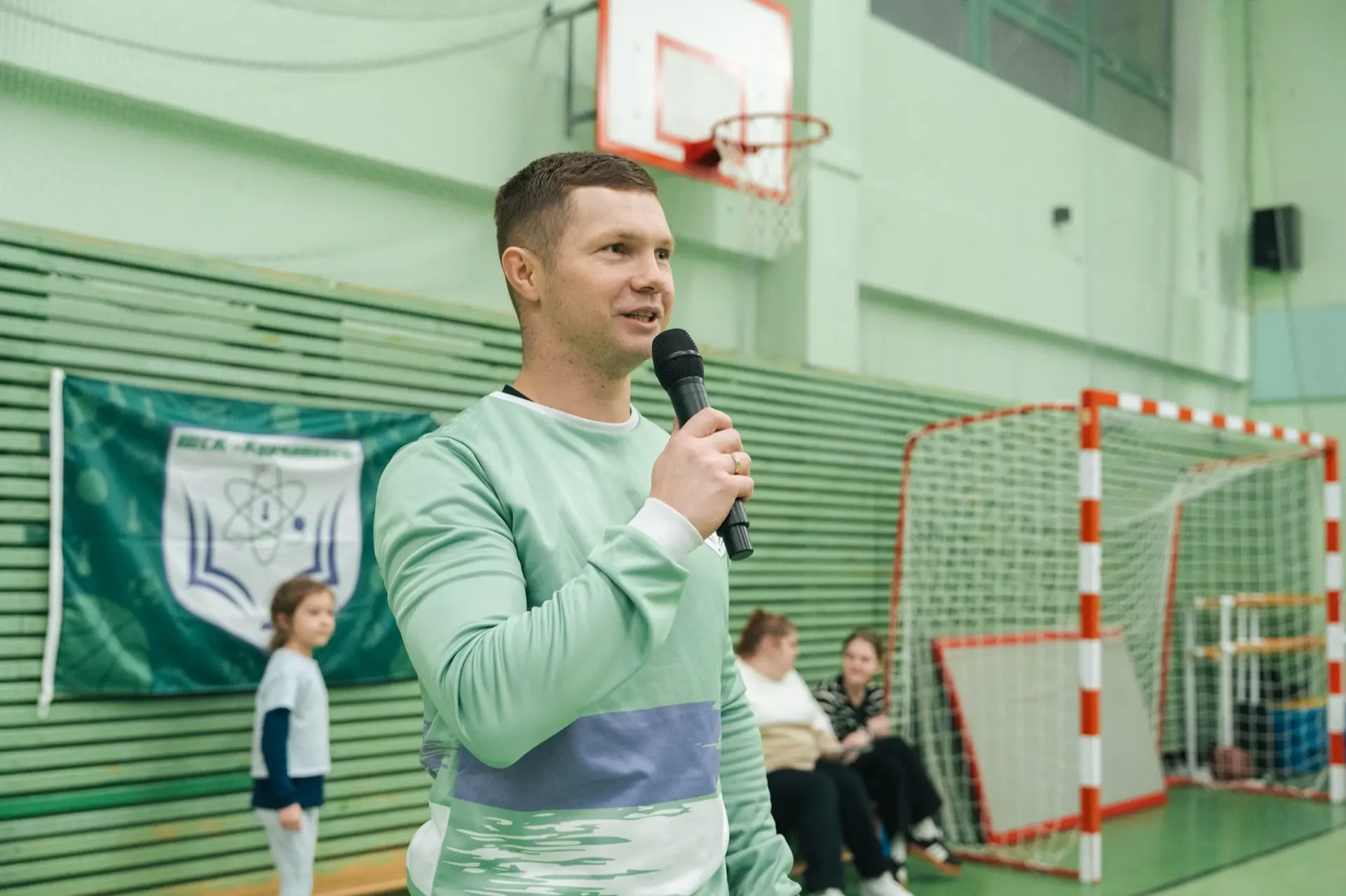 В Курчатовской школе прошёл волейбольный батл между мамами учеников и женской командой педагогов. Сп