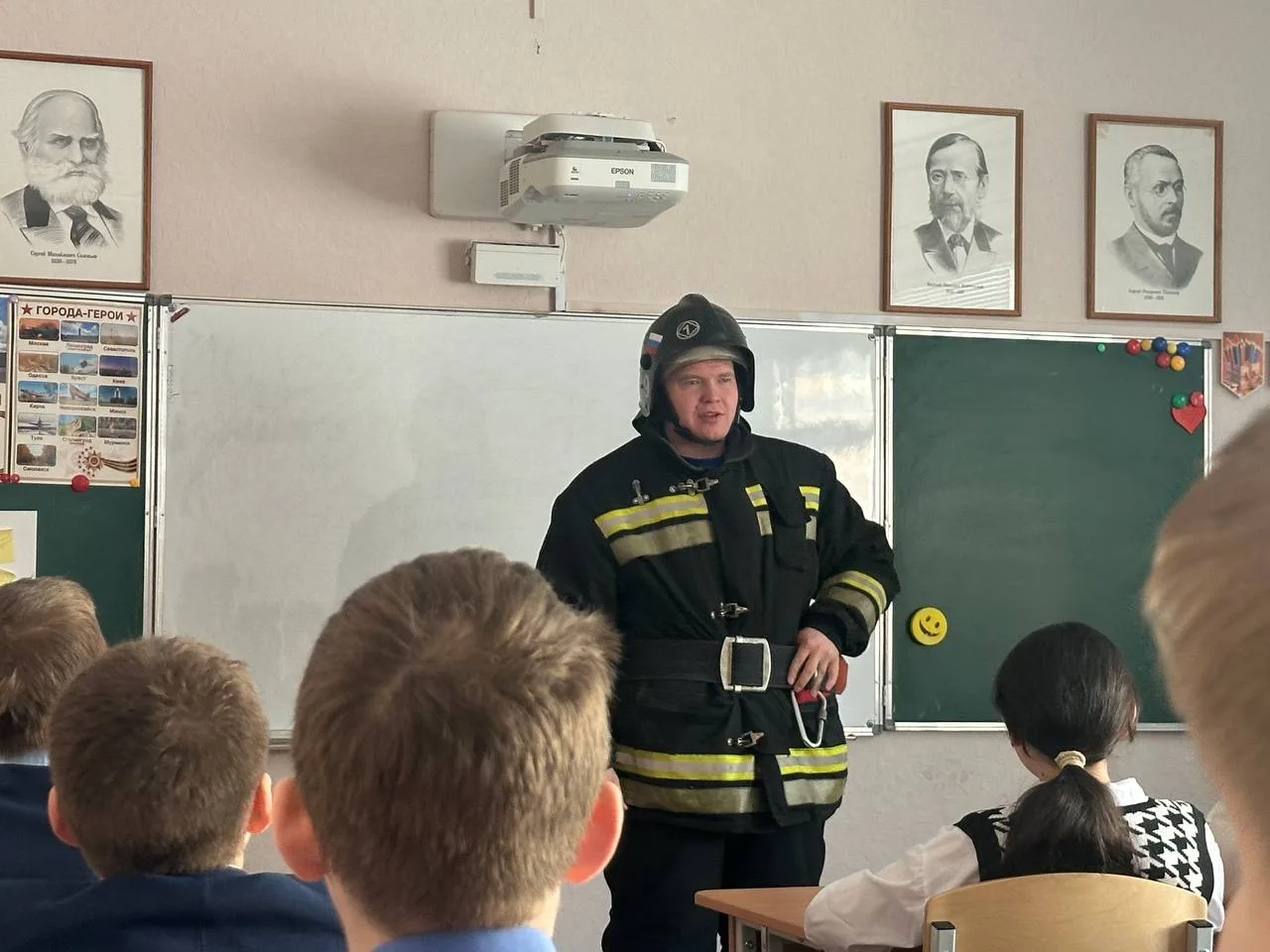 🔥 Настоящий пожарный в школе — и это не кино!🔥  Сегодня в гостях у 6А был Масленников Андрей Сергеев