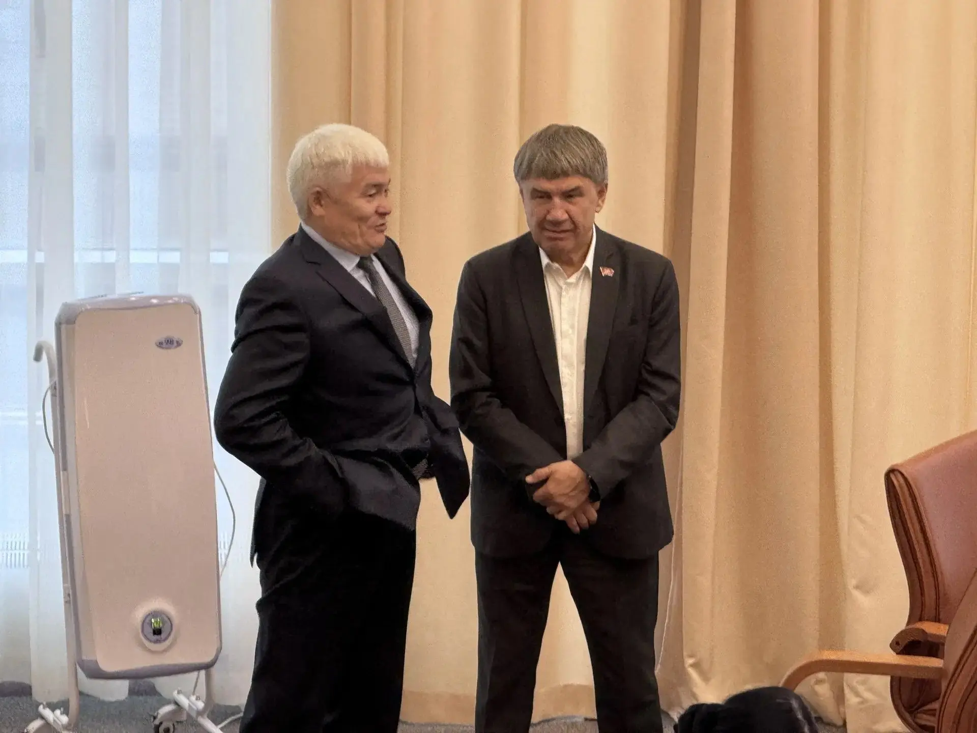 Пока идет подсчет голосов и работает комиссия, у депутатов есть минутка обсудить, как я...