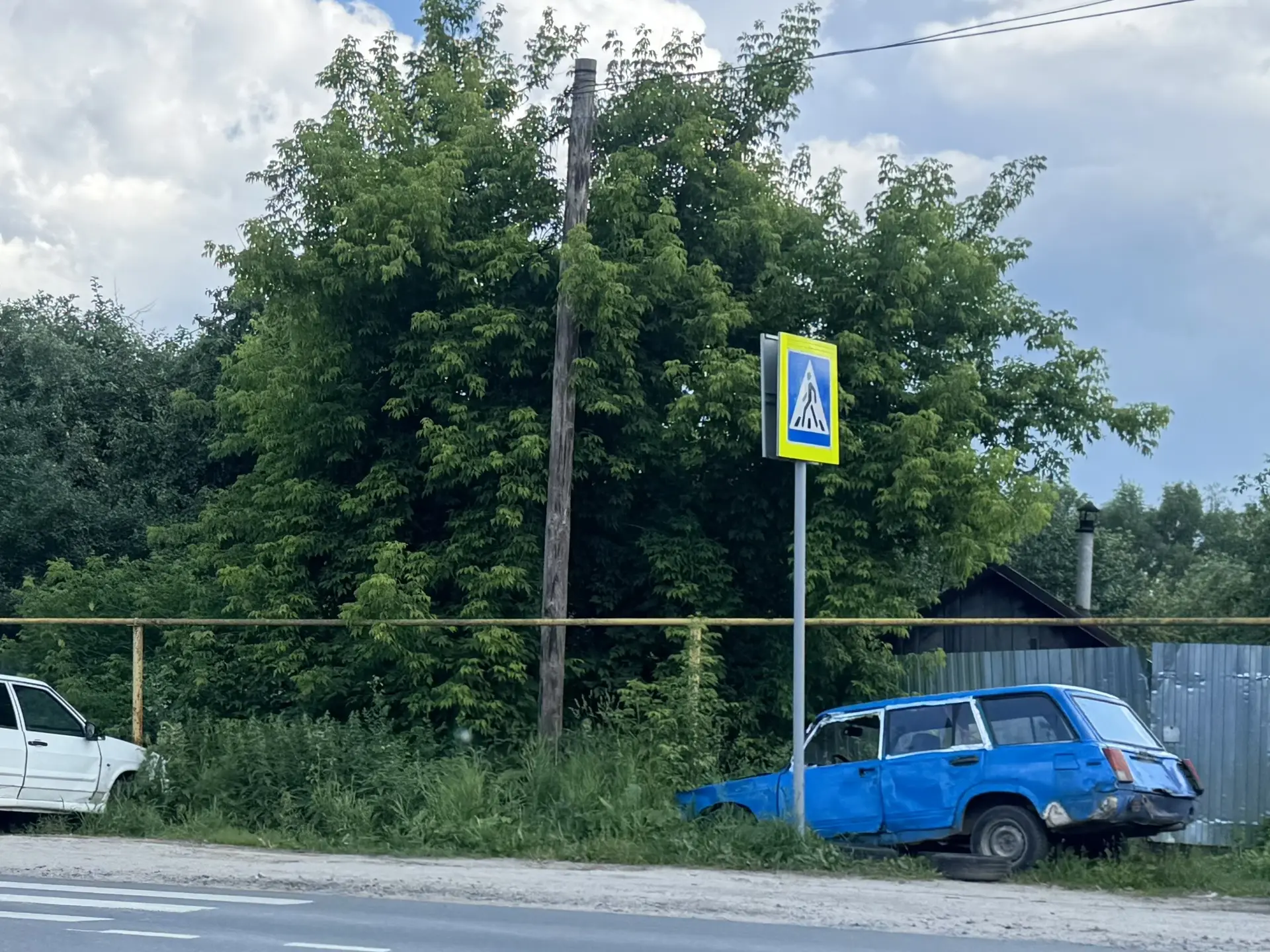 На улице Нахимова кто-то устроил кладбище для машин.