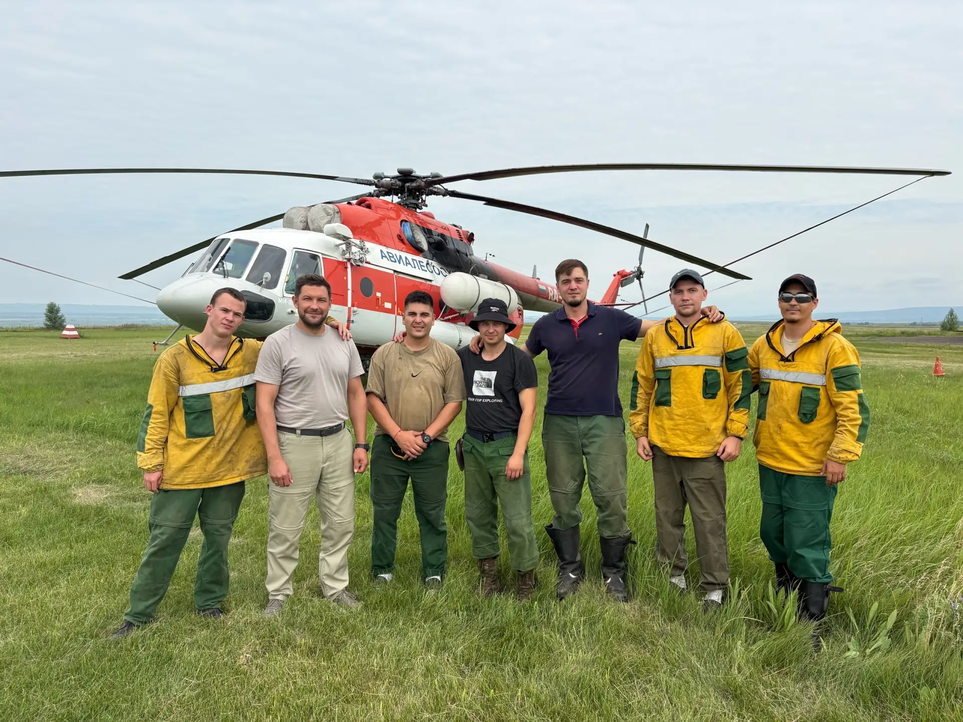 🚁И всей командой в вертолёт!

Не прошло недели, как эта группа десантников-пожарных Красноярского а