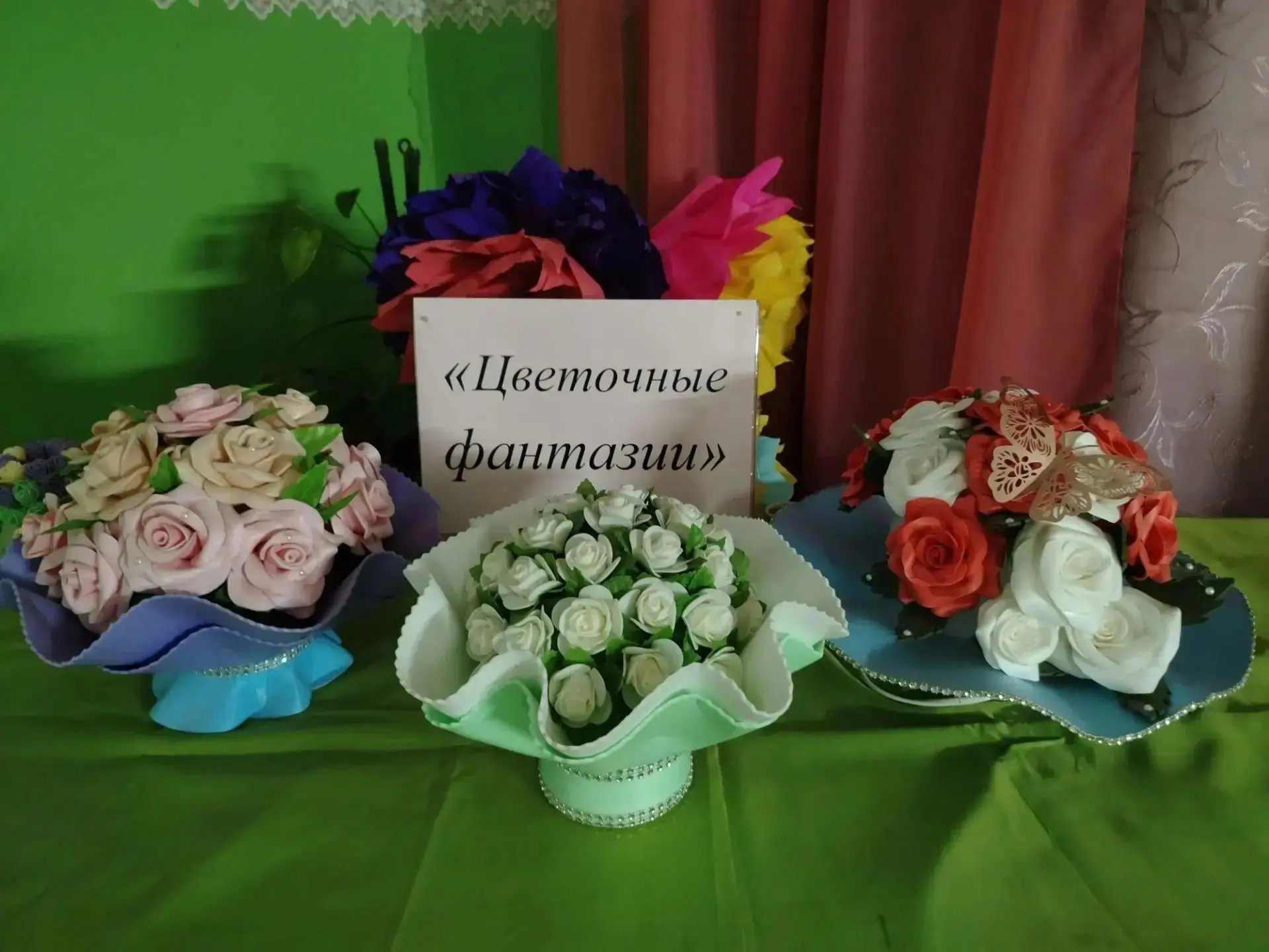 Выставка композиций из цветов фоамирана