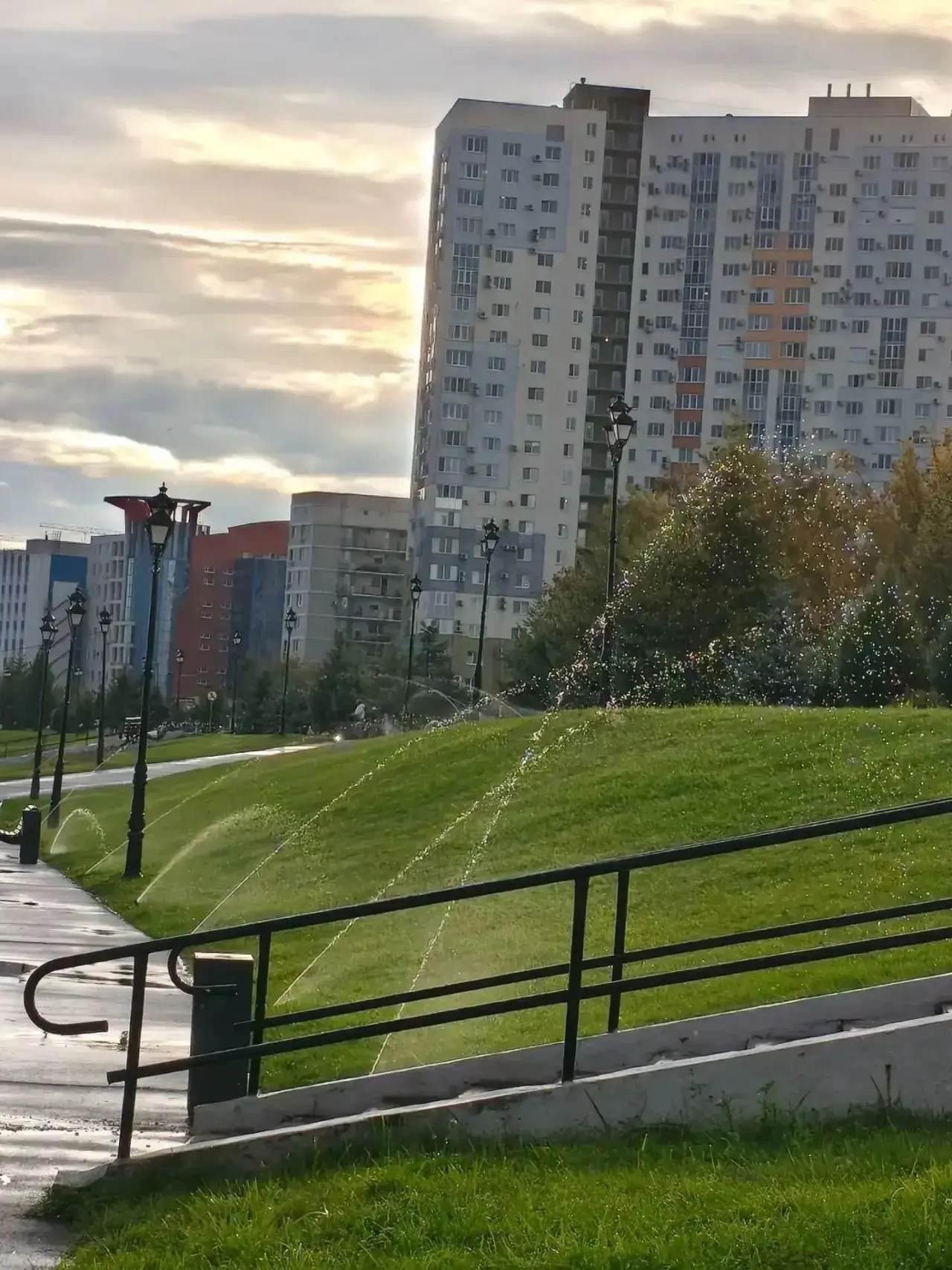 После ливня самое время... полить газоны 🤣