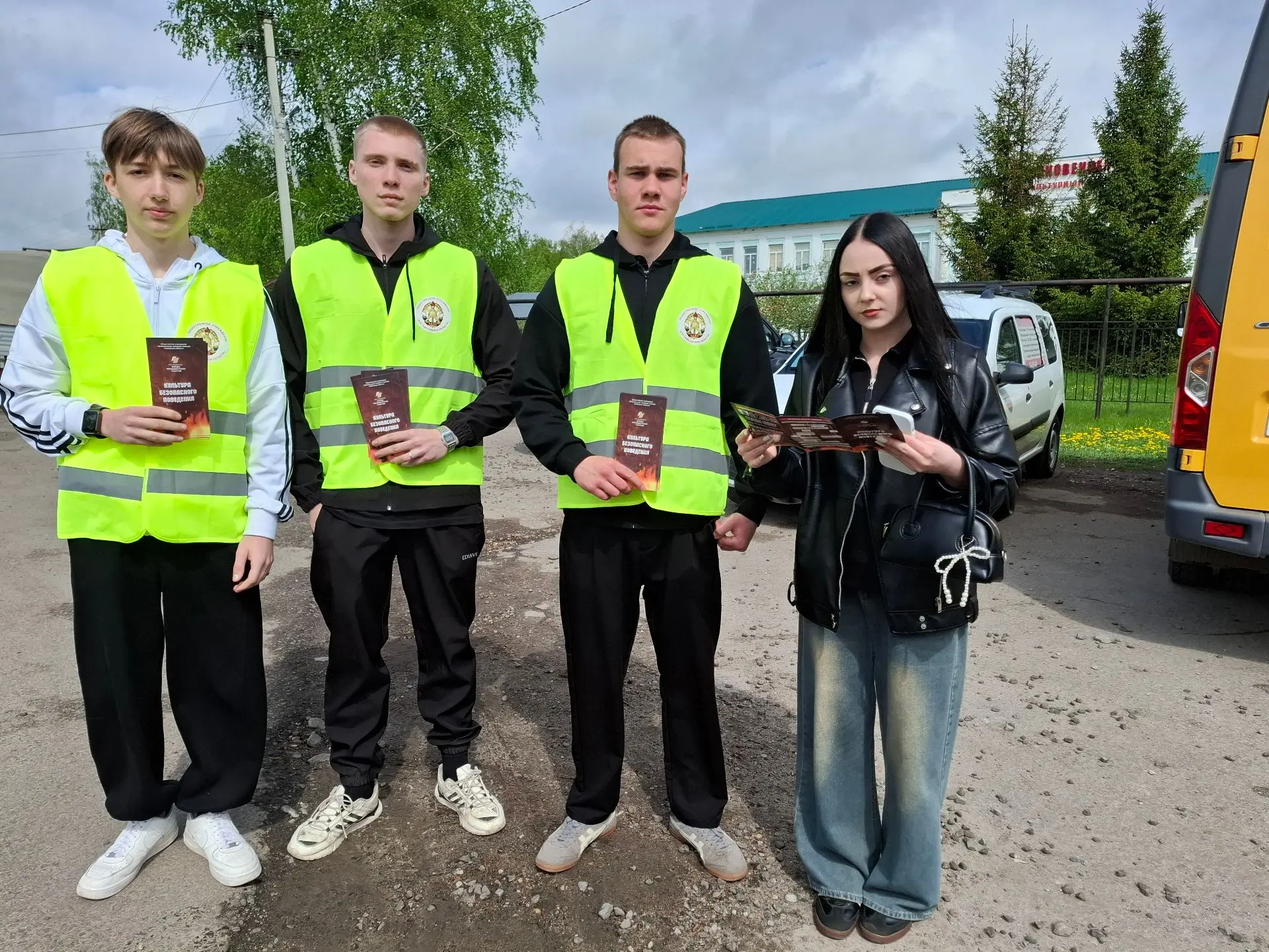 Безопасность в каждый дом: добровольцы «Платоновки» обучают жителей правилам пожарной безопасности.
