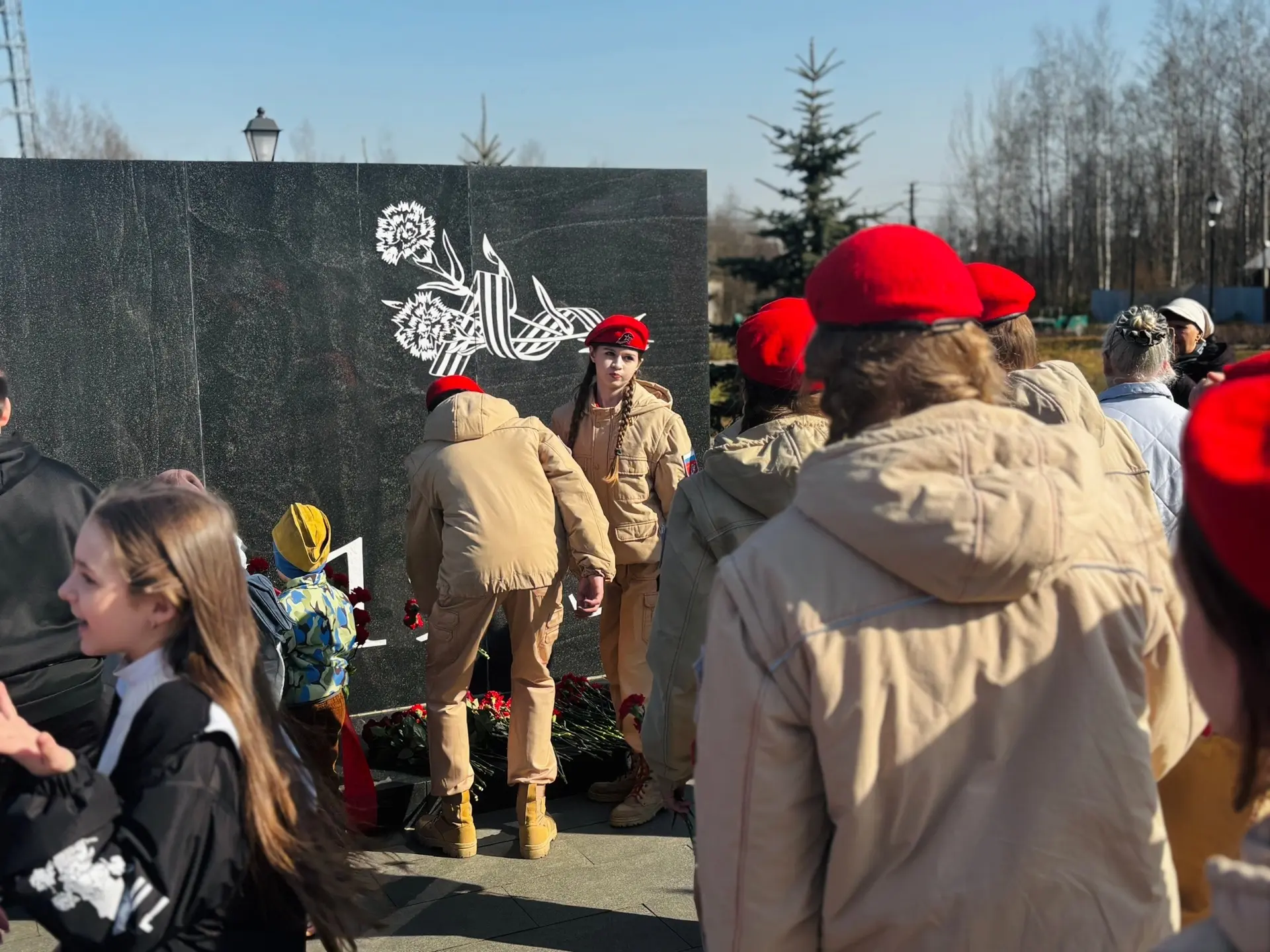 🇷🇺Сегодня участники движения "Юнармия" МОУ "СОШ № 2" г. Всеволожска совместно с юнармейским отрядом 