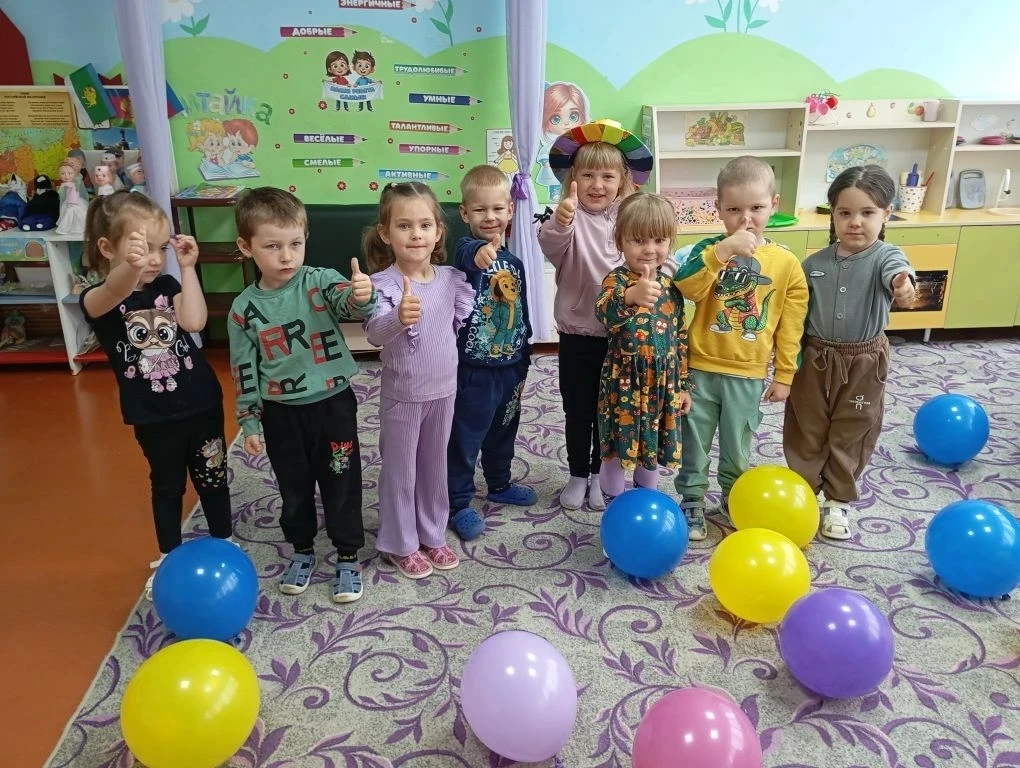 "РАДУЖНАЯ ПАЛИТРА"
В  младшей разновозрастной группе "Полянка" прошёл главный праздник детства - Ден
