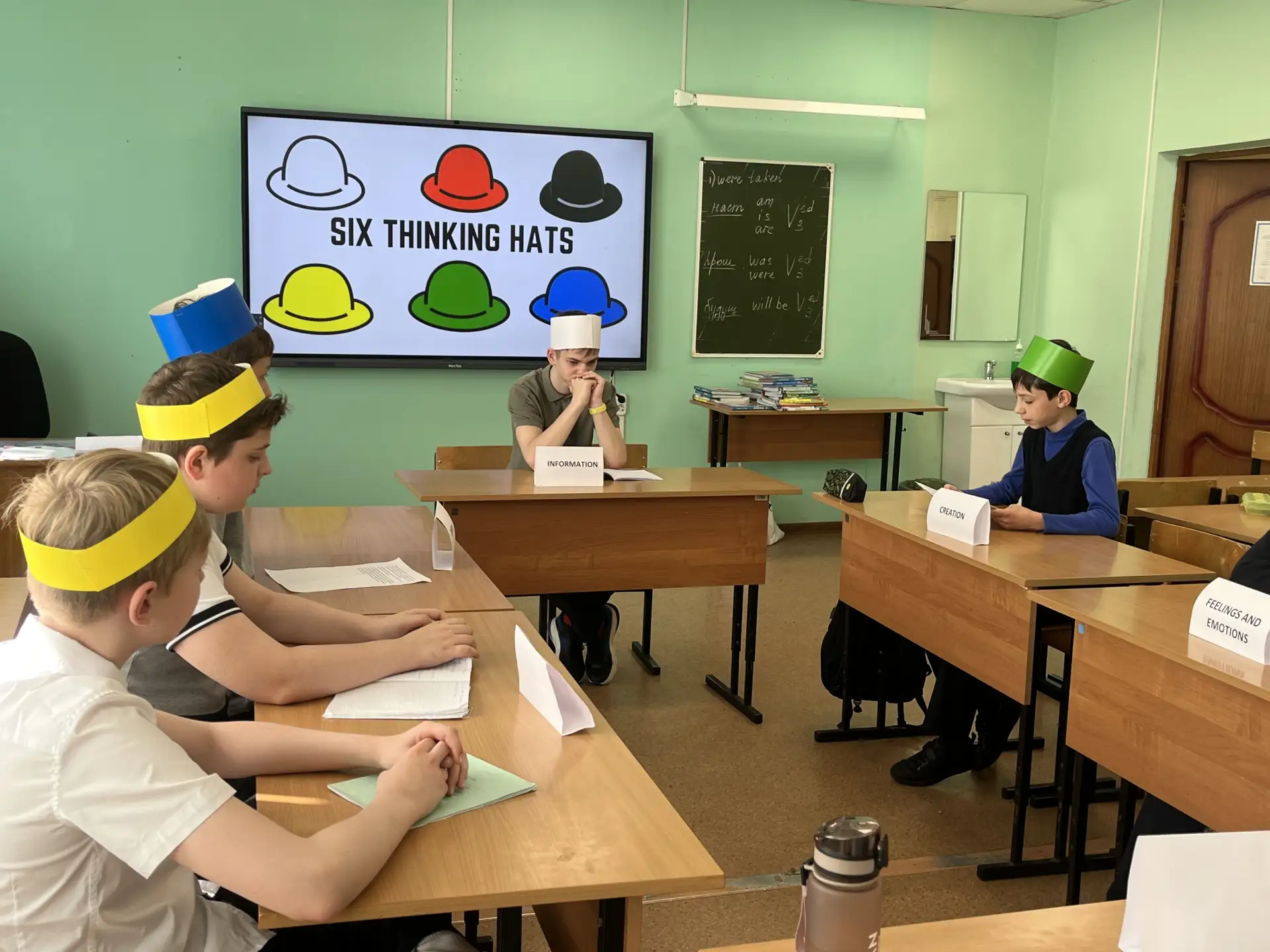 БЕГОМ НА УРОК   🎩 В 6 «В» классе прошел необычный урок английского языка с применением технологии ра