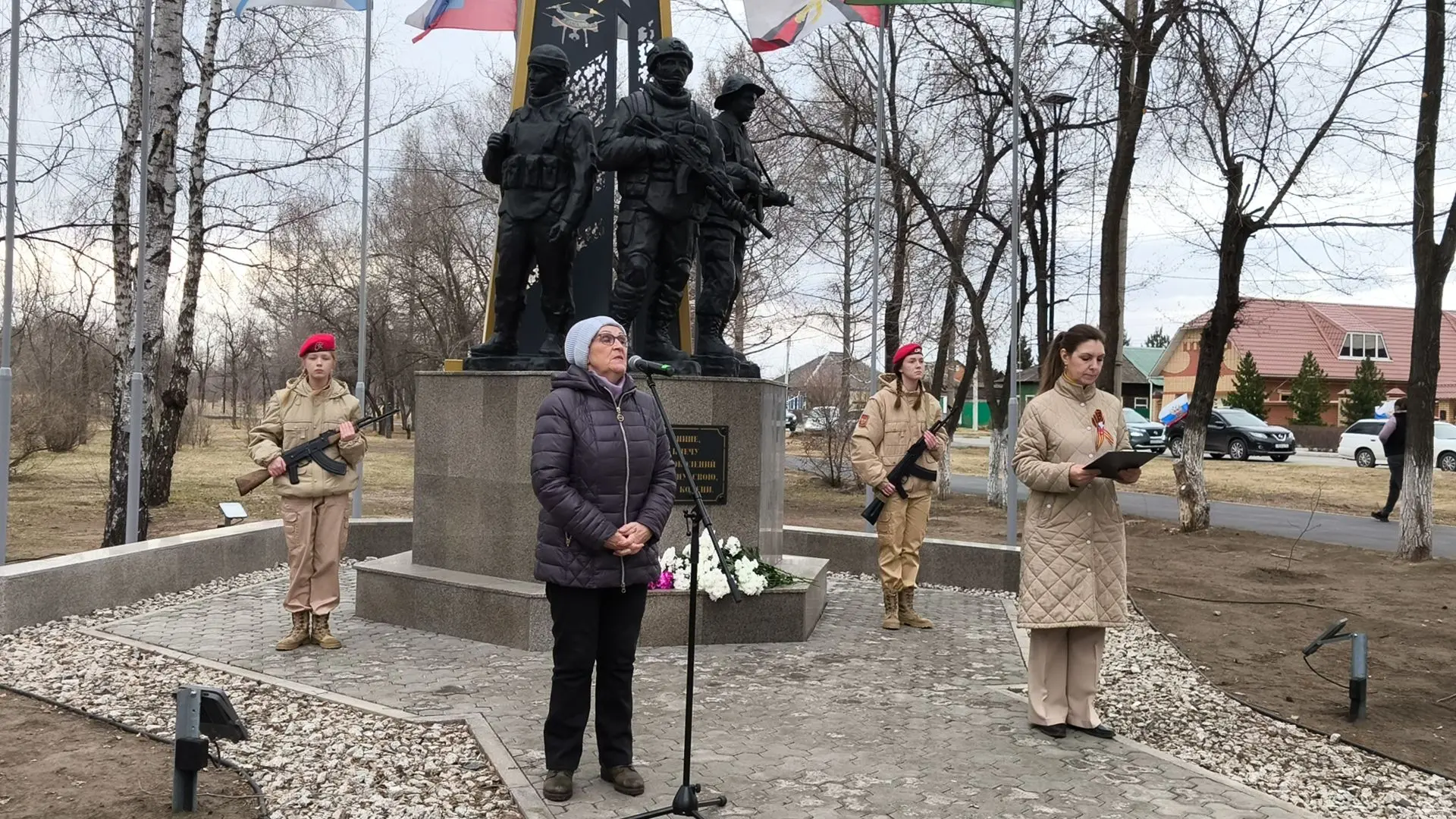 Торжественное открытие  Участники мероприятия собрались у памятника, чтобы отдать дань уважения тем,