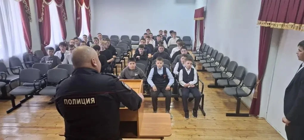 📢 Безопасность на дорогах: встреча с майором полиции