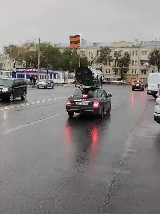 На улицах Самары замечена странная машина с ракетой на крыше. «На Вашингтон. Вернуть по...