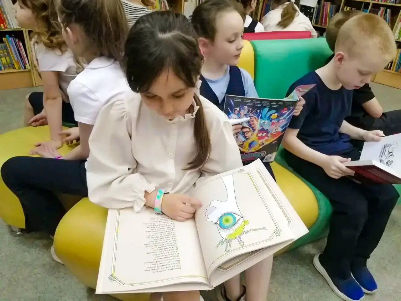 ВОЛШЕБНЫЙ МИР ДЕТСКОЙ КНИГИ 📚✨  Ученики 1 «А» класса вместе со своим классным руководителем Натальей