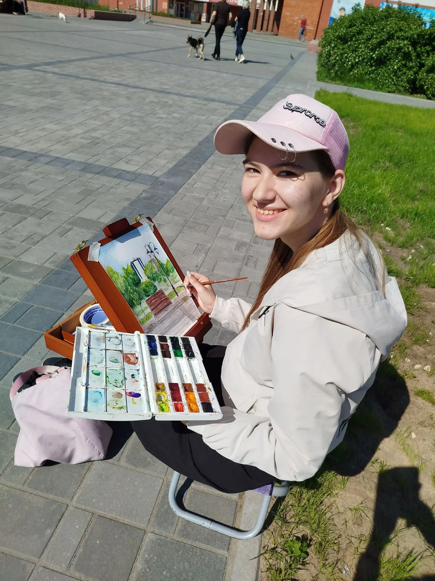 ✔️Пленэр продолжается!
То самое время, когда юных художников можно встретить в разных уголках г. Рад