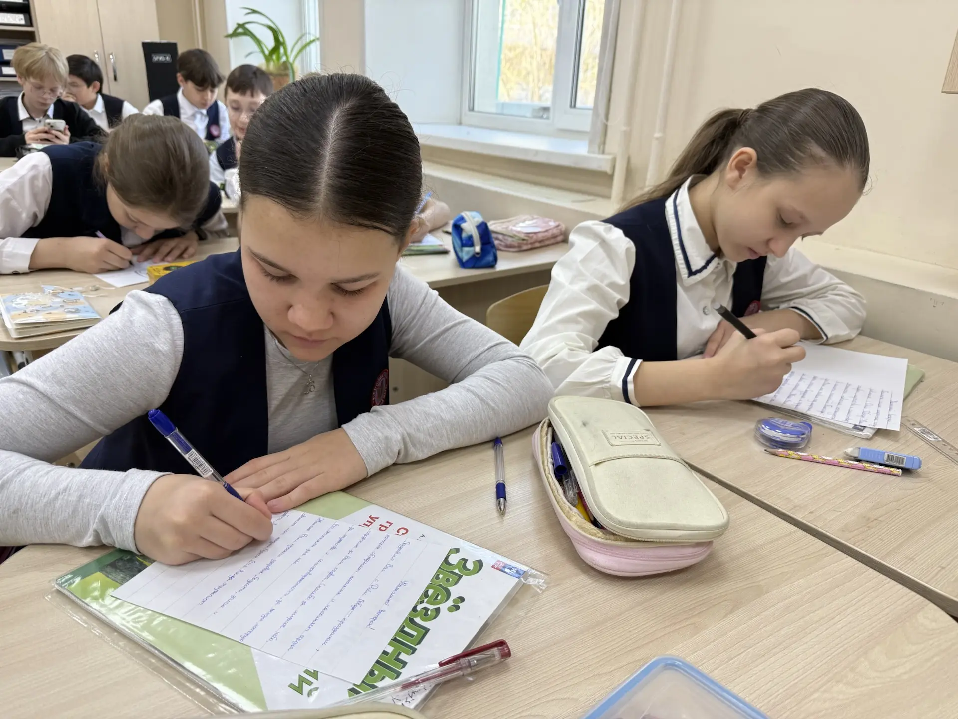 На этих листочках не просто слова, а огромная поддержка, искренность и вера. Дети пишут о главном: о