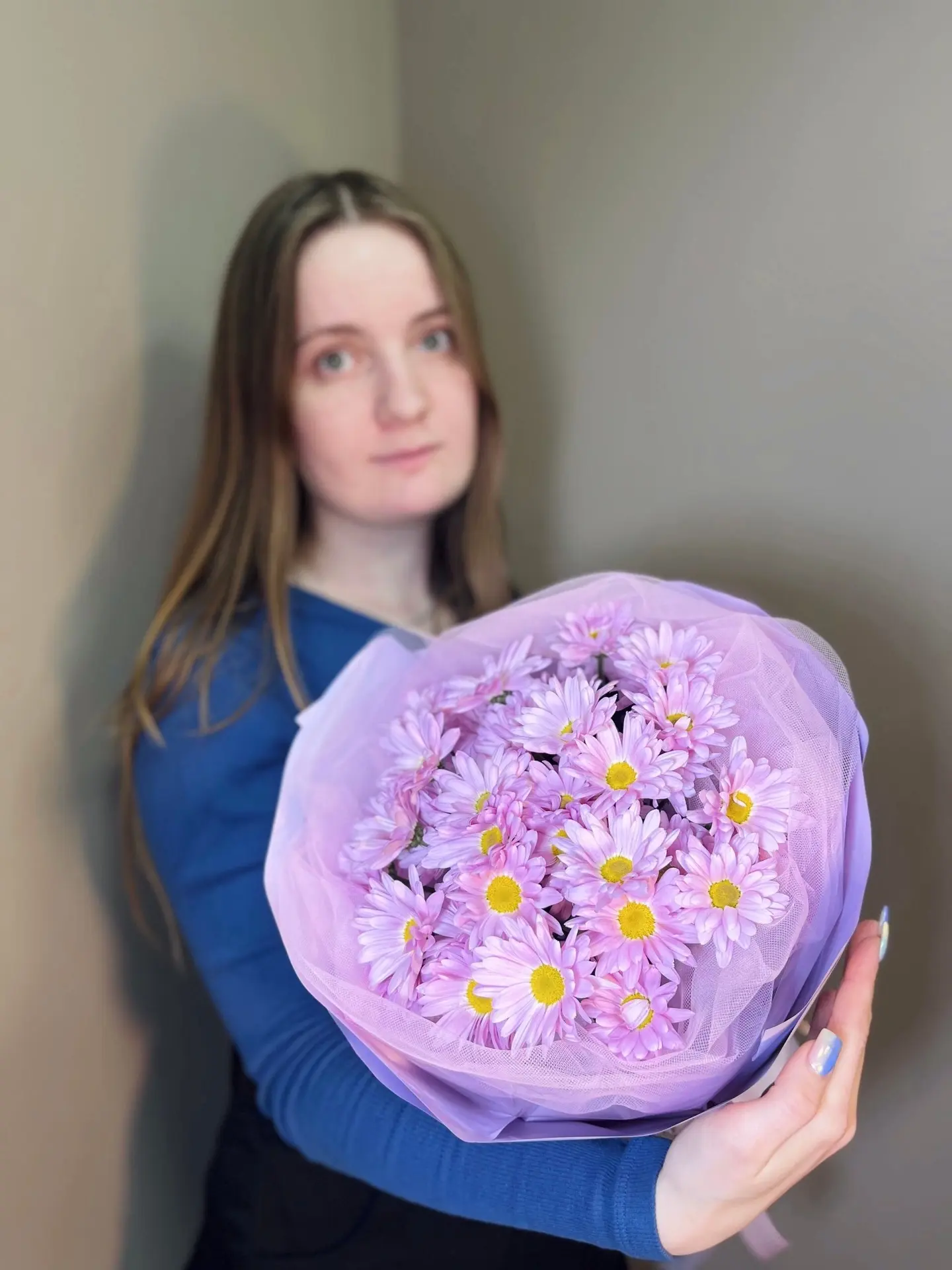 🌸 Сиреневые ромашки-хризантемы в воздушной упаковке

Свежий букет из 5 хризантем - лаконичный и выр