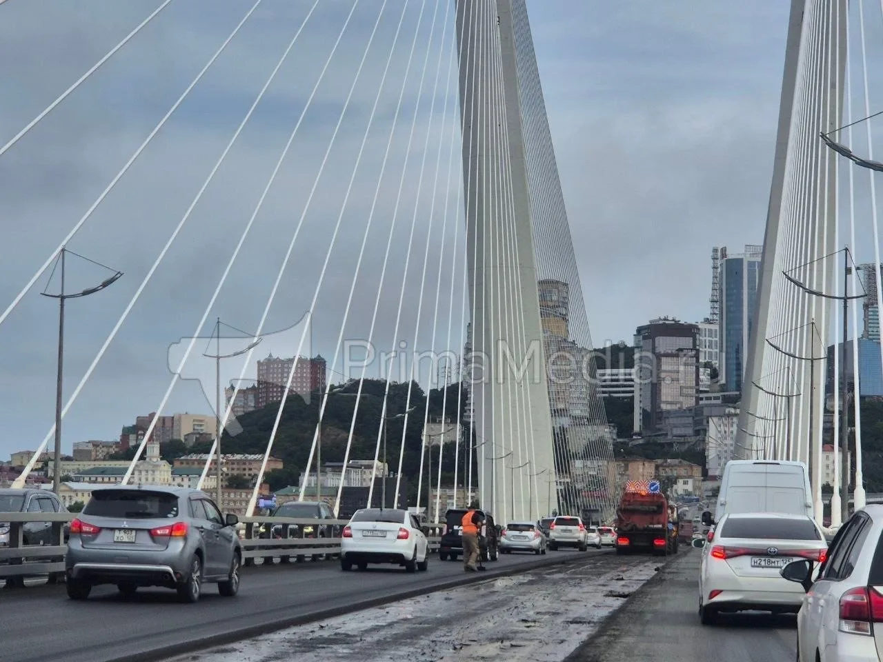 Работа на Золотом мосту кипит.