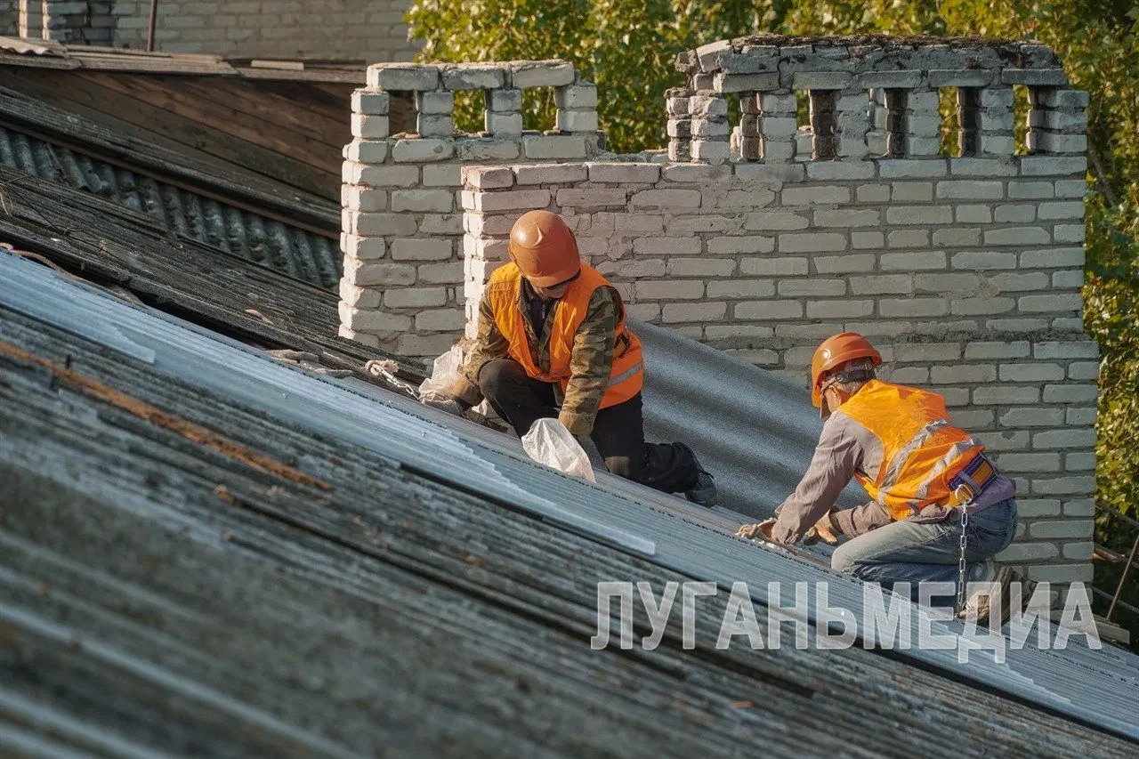 🛠️В Молодогвардейске проводится ремонт кровли