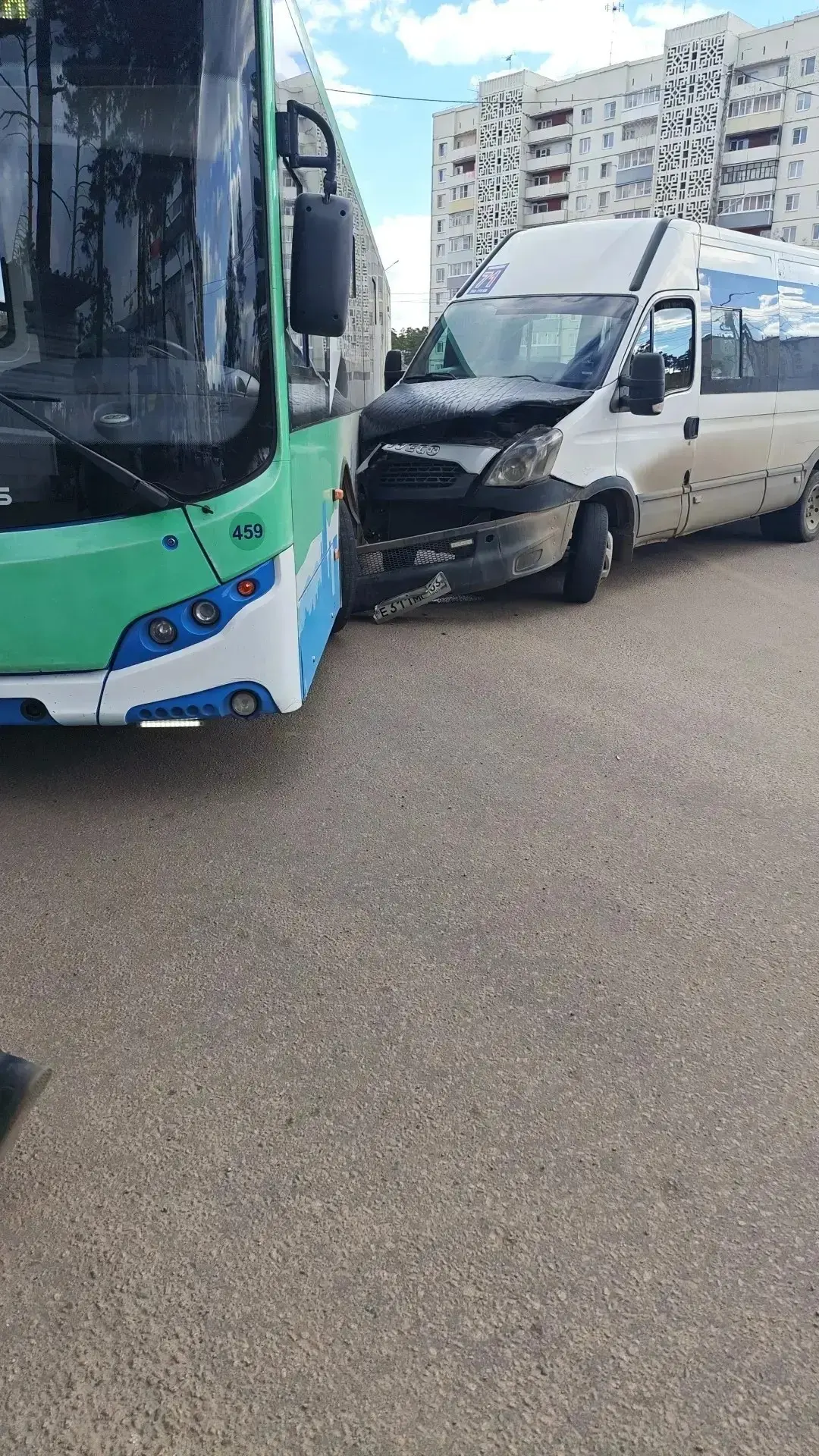 😱 Маршрутка протаранила автобус в 100-х кварталах