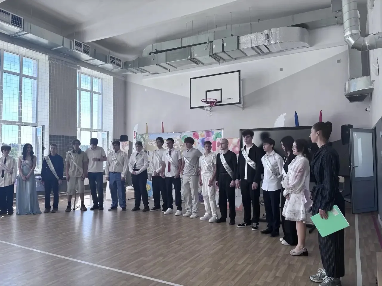 💐30 июня в МОУ СОШ № 11  состоялась долгожданная церемония вручения аттестатов выпускникам 9 В клас