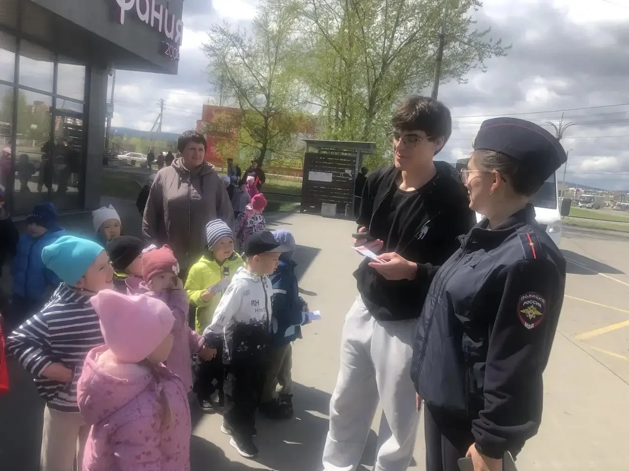 13 мая  группы "Капельки" и "Звездочки" приняли участие в акции "Безопасный пешеход" «Безопасность д