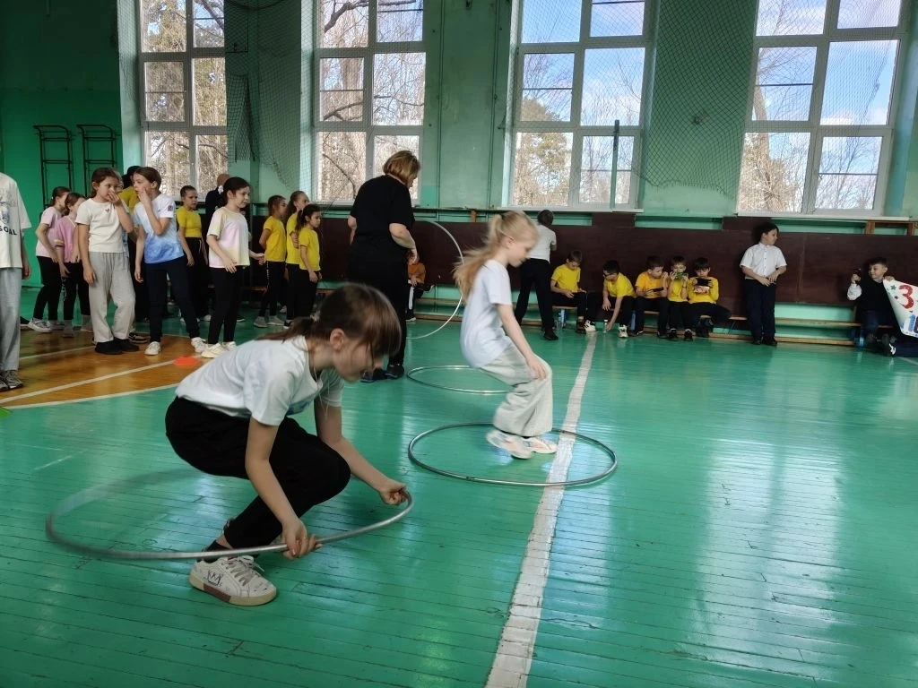 "А ну-ка, девочки"  В преддверии празднования Международного женского дня, спортивные соревнования "