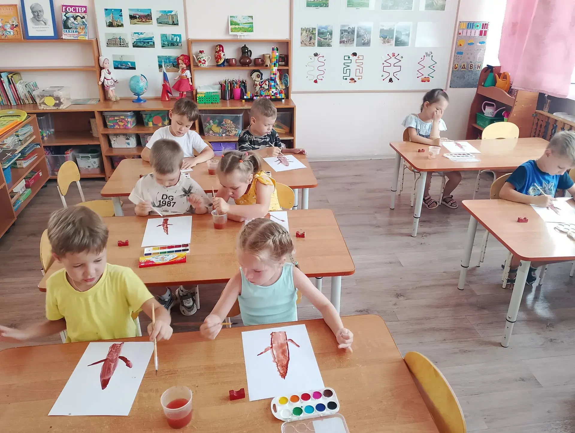 Дети средней группы сегодня рисовали сказочный лес.
