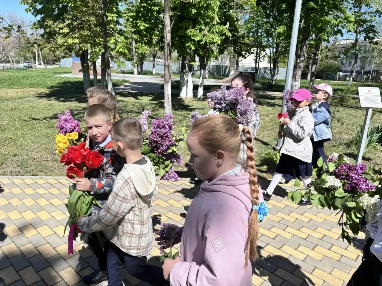 Акция «Цветы у обелиска»
