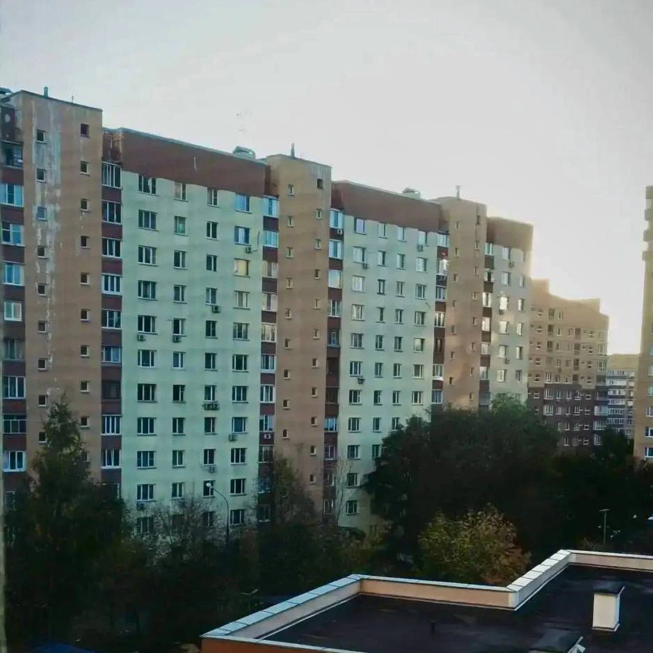 Дом на Коммунарке 19: обшивка падает со вкусом, прямо на козырёк