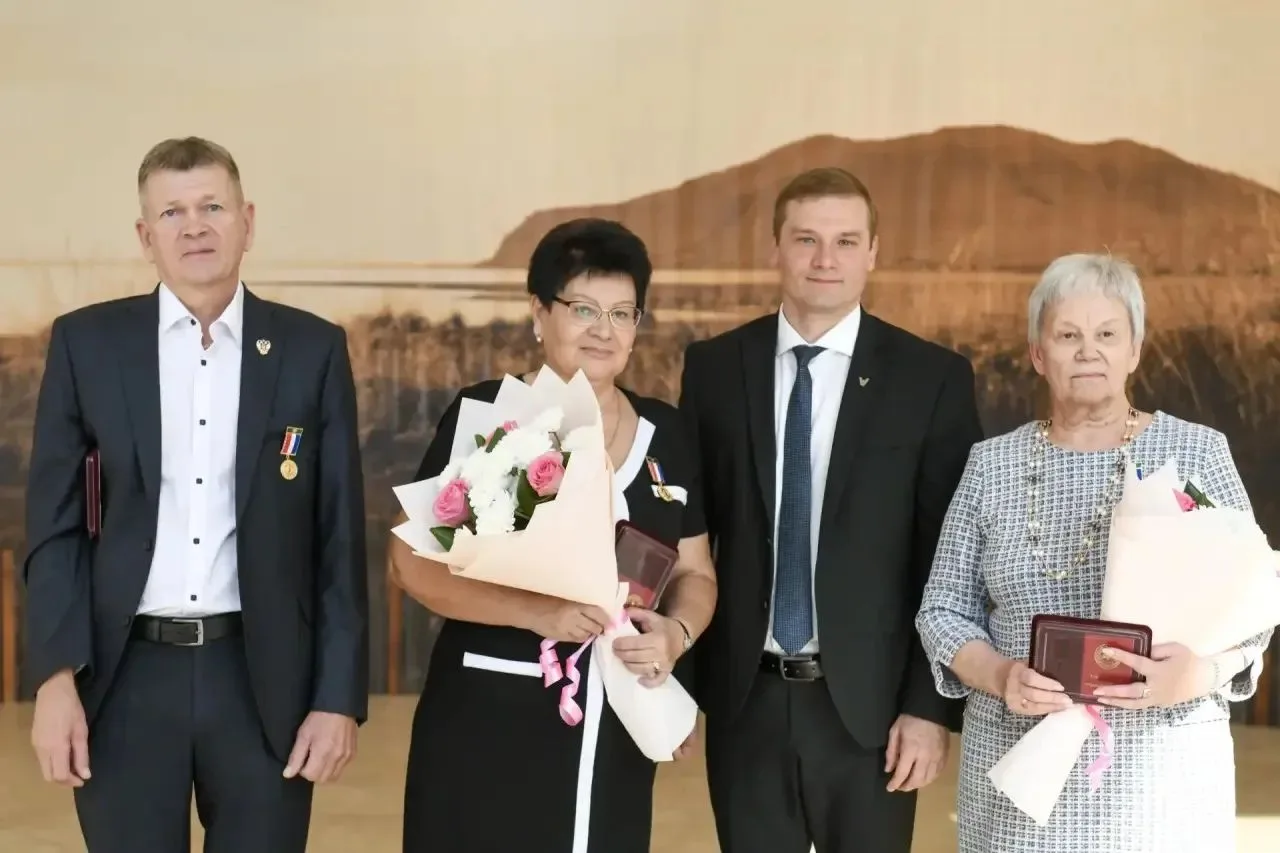Руководитель управления образования Лариса Николаевна Гимазутина награждена высокой наг...