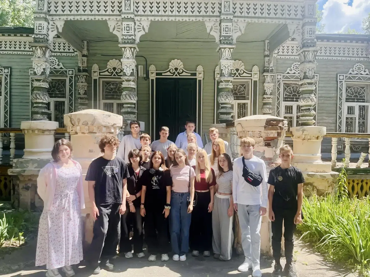Народное наследие 🌿🏛️

Сегодняшний день в лагере труда и отдыха подарил удивительную возможность п