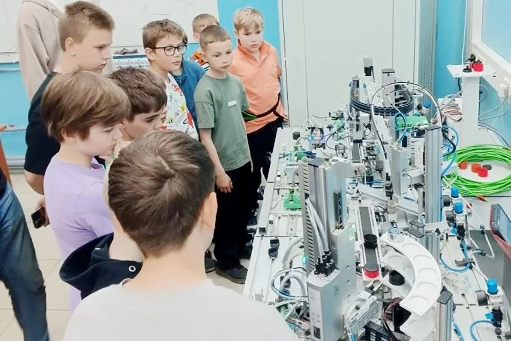 28 мая в рамках ранней профориентации участники мастерской «Роботехники» МОУ СОШ № 51, ...