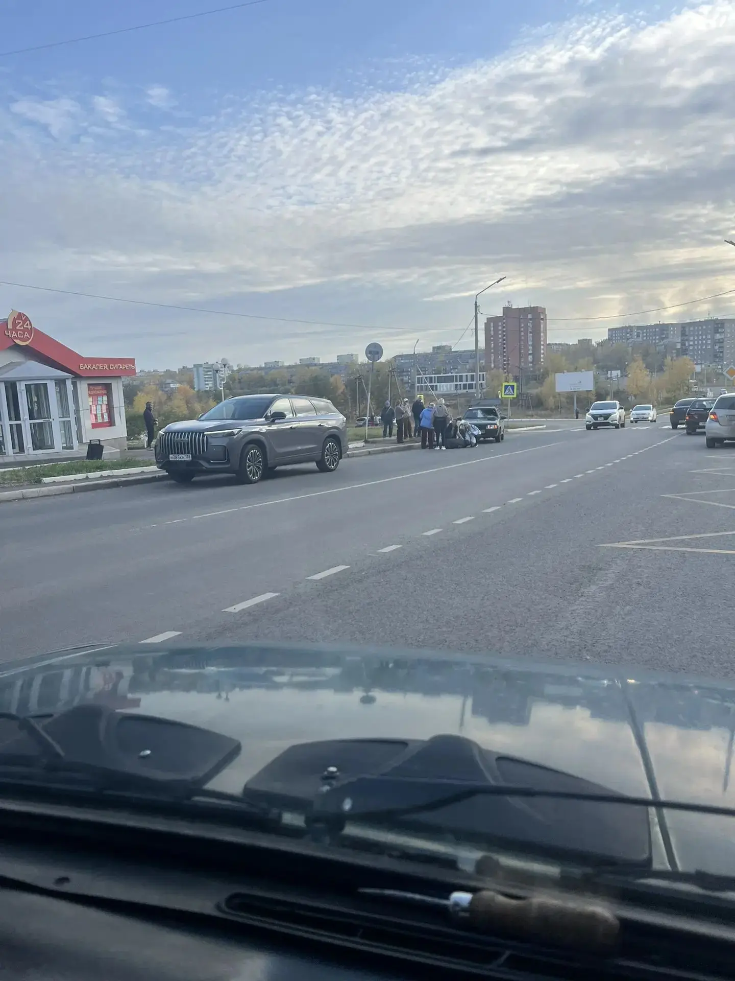 26 мрн,  пешеходный переход, походу  сбили человека, лежит