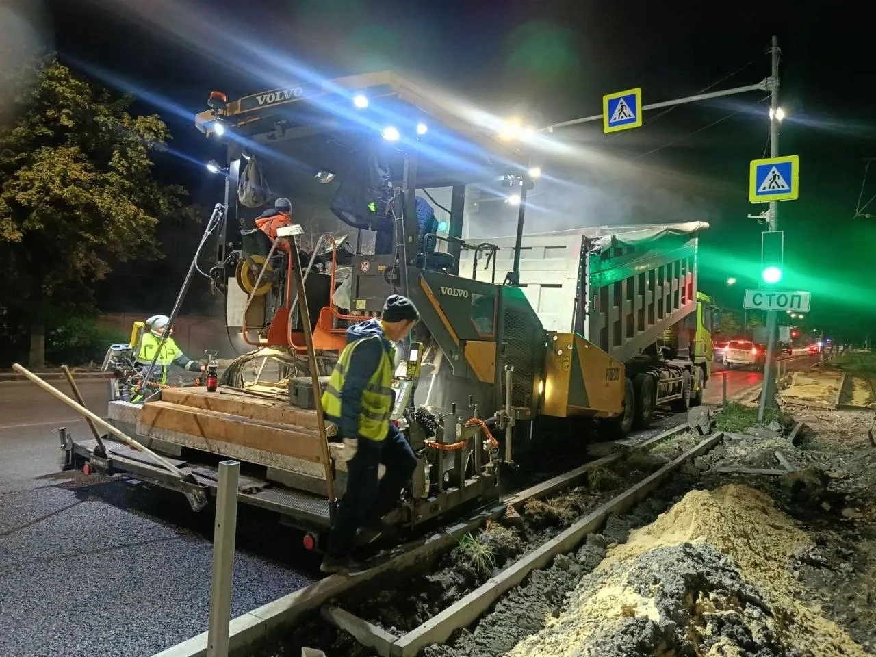 👷🏻‍♂️ В Ульяновске завершают ремонт улицы Кирова. Верхний слой асфальта укладывают на...