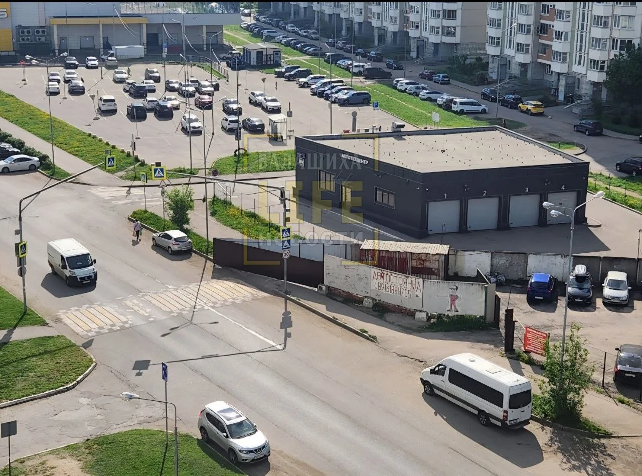 В Железнодорожном на ул Рождественская владельцы стоянки почему-то решили что чуть тротуара стала им
