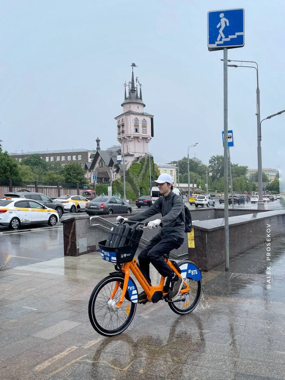 🌧️ Москва встречает новый день! 

Сегодня столицу вновь ждёт пасмурный день. Воздух прогреется до +