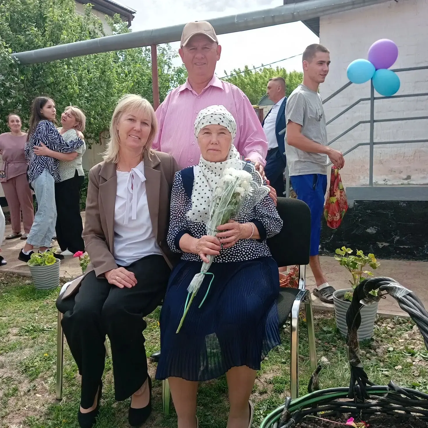 С праздником "Последнего звонка" поздравили наших ветеранов педагогического труда.