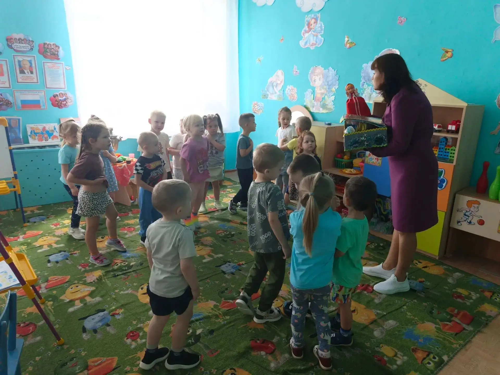 В группе «Незабудки» прошли увлекательные эксперименты с водой.
К ребятам в гости пришла Машенька со