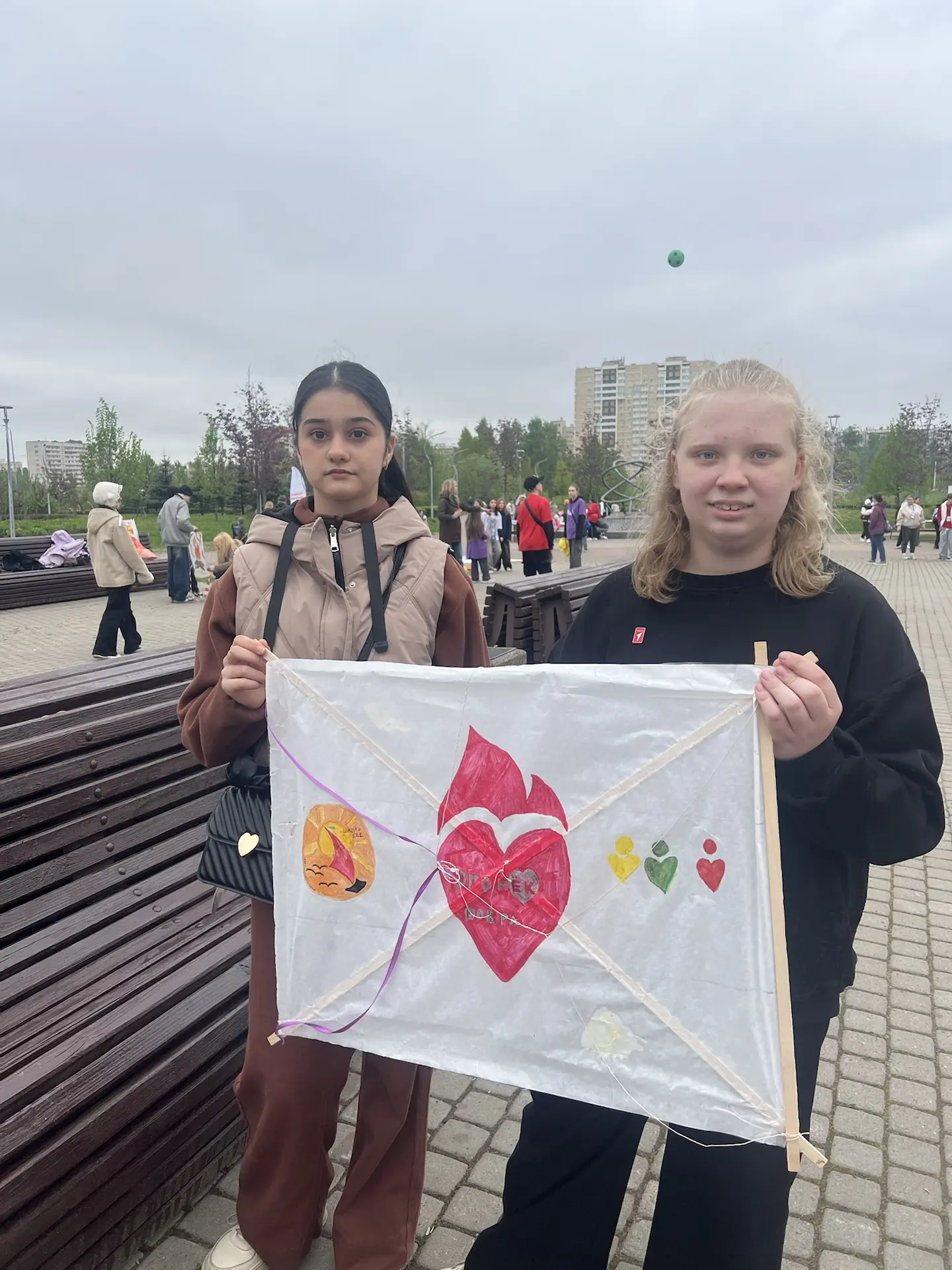 Сегодня наши кадеты 6к класса приняли участие в  IX Открытом фестивале воздушных змеев «Над Петербур