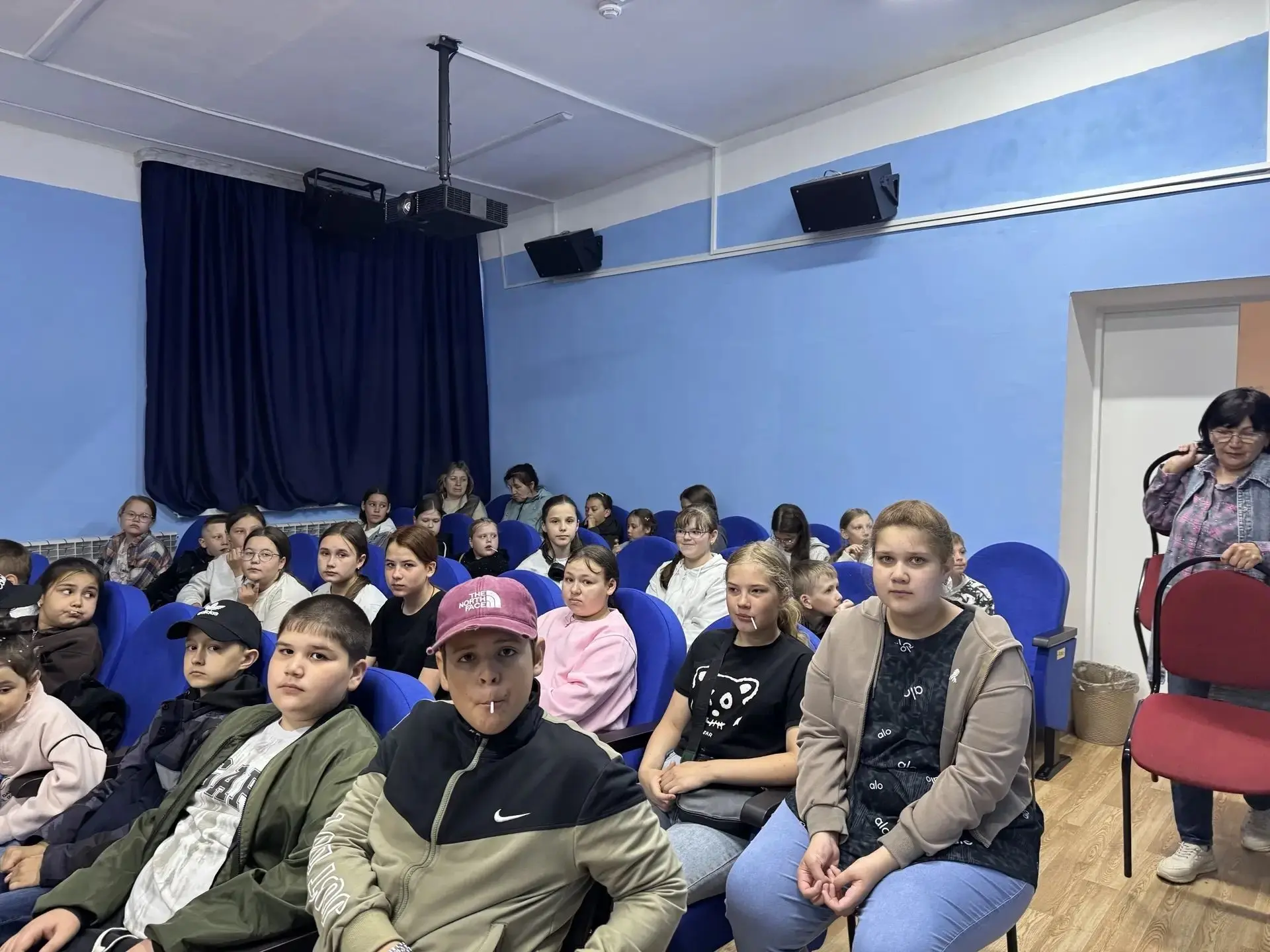 1 июня, в День защиты детей, учащиеся 5 "А" класса посетили районный кинозал, где посмо...