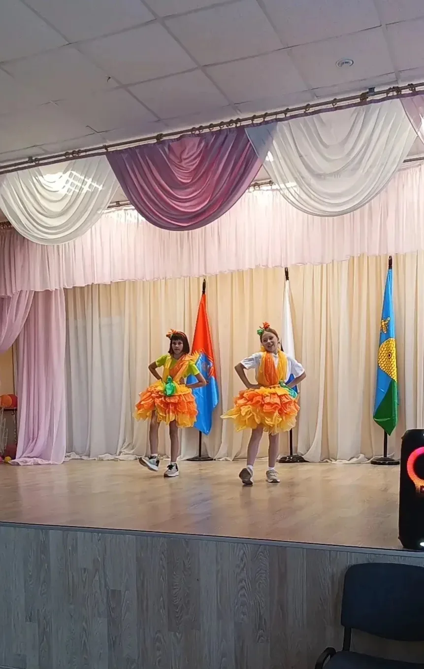👗 ЭКО модно!
В лагере «Синяя птица» состоялось дефиле юных модниц.
Кто‑то сшил эффектное платье из 