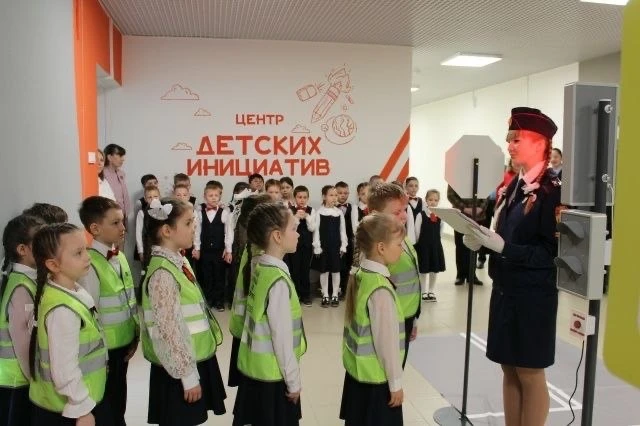 🎉В йошкаролинской школе №19 прошло торжественное открытие мобильной площадки по безопасности дорожно