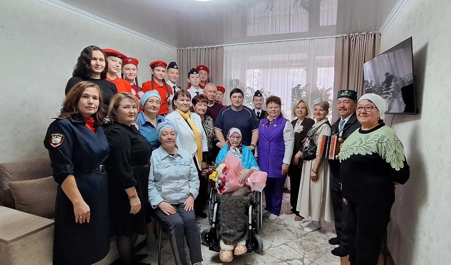 101-летнюю долгожительницу поздравили с праздником в Нижнекамске