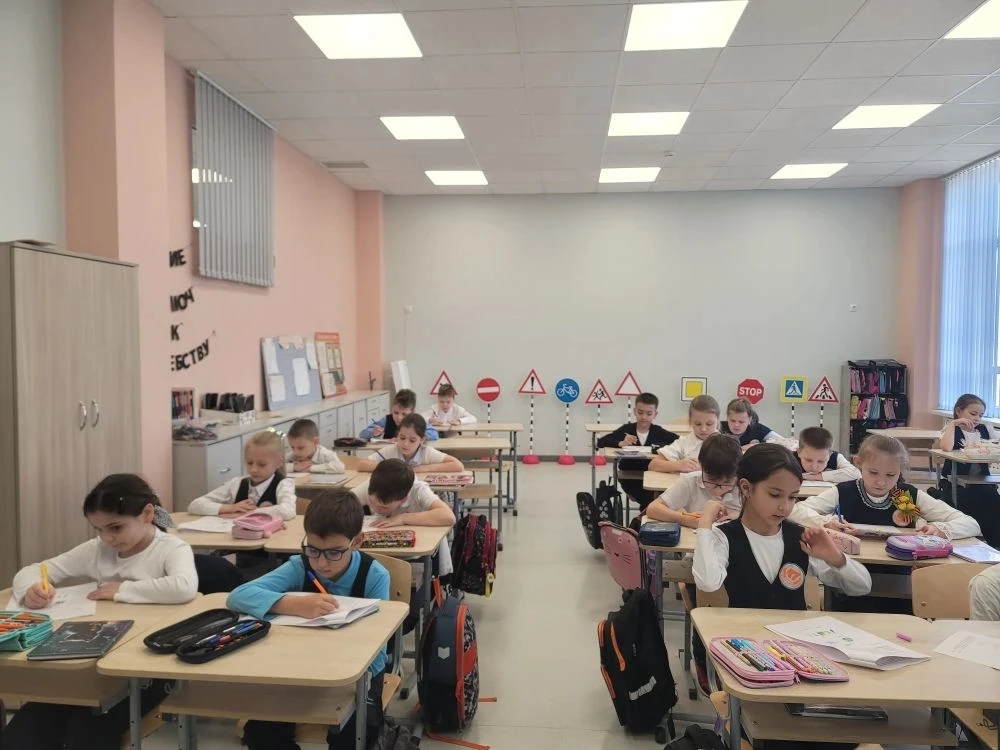 Законы дорог уважаем и изучаем!  Ребята 2«Г» класса под началом классного руководителя Купцовой Алек